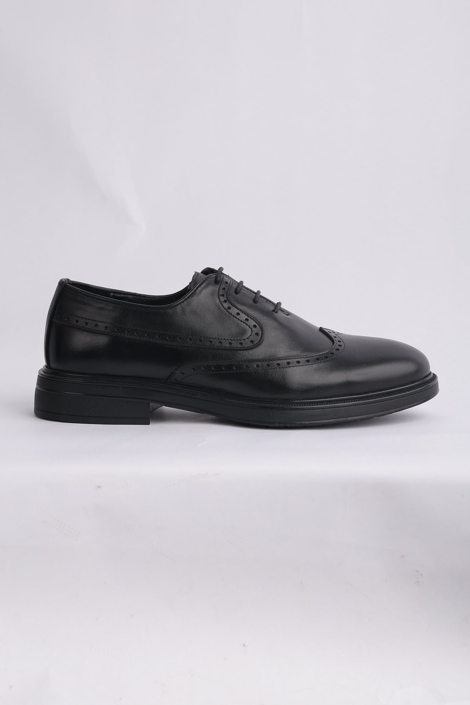 CLASSIC LACE UP SHOES Secondary image