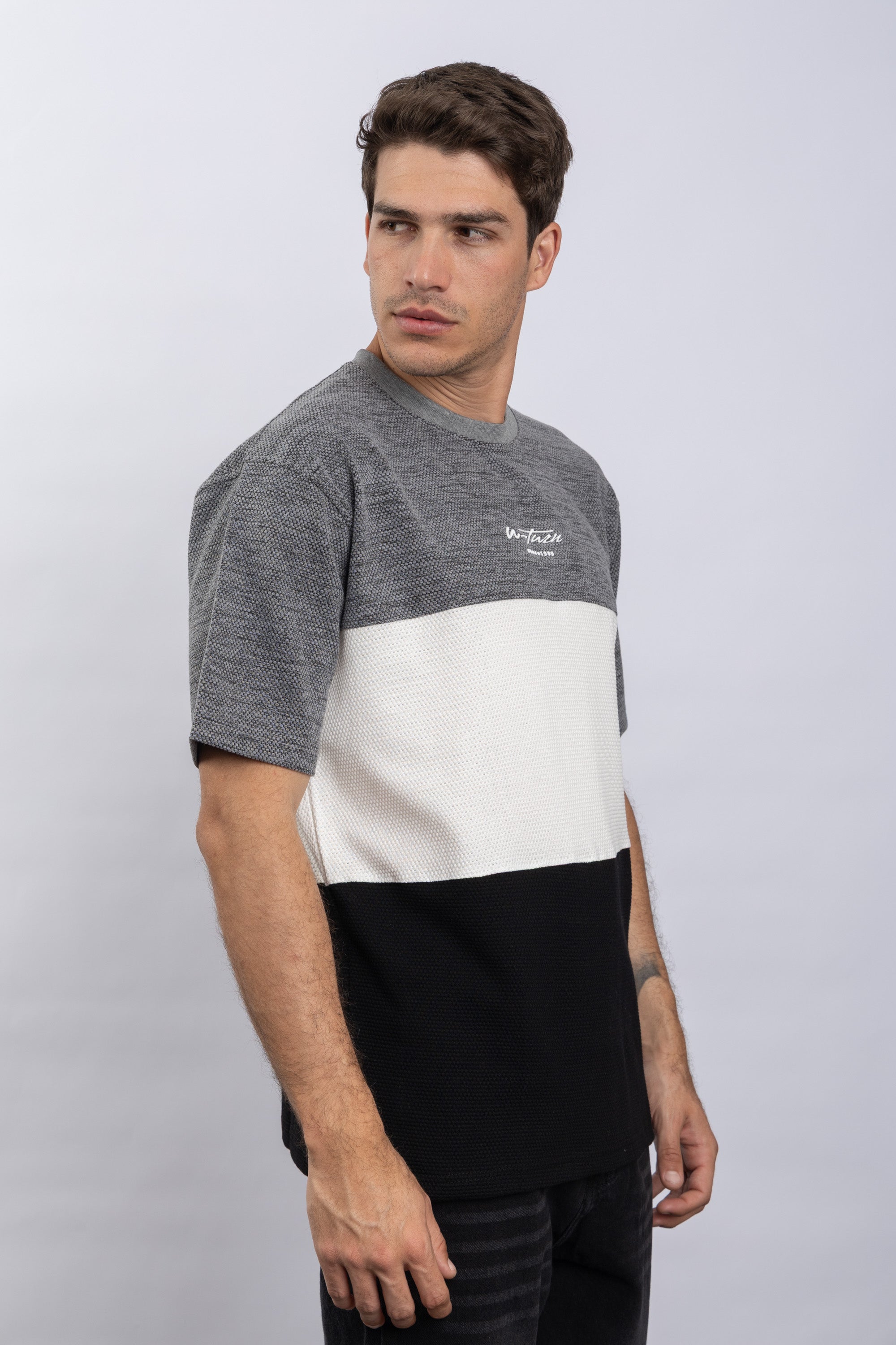 ROUND NECK CASUAL T-SHIRT - CHARCOAL الصورة الثانوية