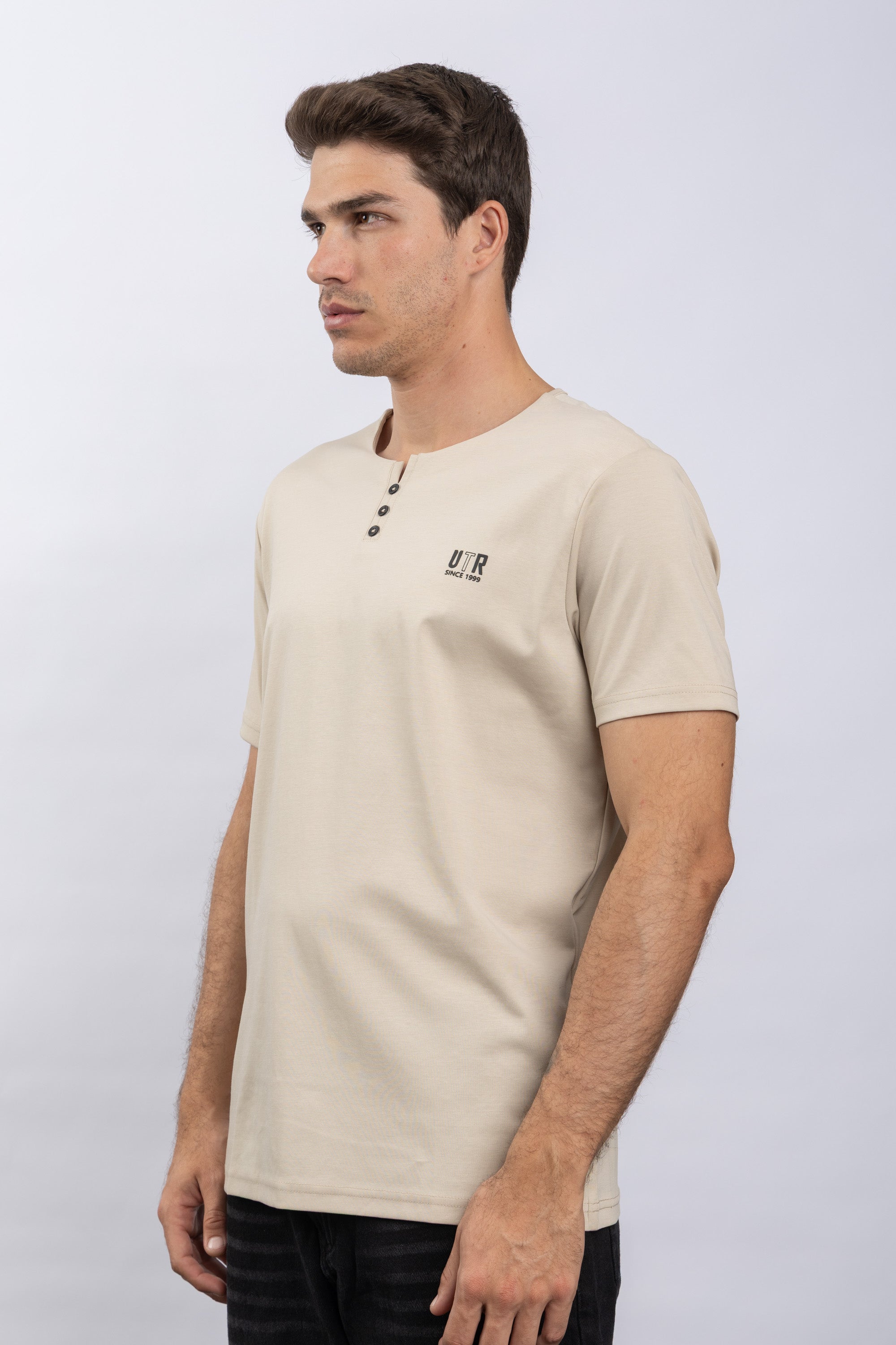 ROUND NECK 3BUTTON T-SHIRT الصورة الثانوية